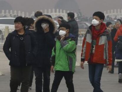 Turistas utilizan máscaras para protegerse de la contaminación en Pekín.