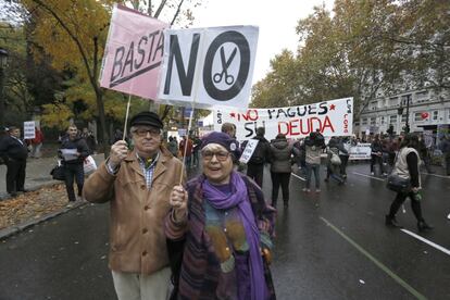 La protesta más multitudinaria ha tenido lugar en la capital del país, donde desde primera hora de la tarde miles de personas han salido a la calle ante una situación de "emergencia social" mientras la corrupción "campea a sus anchas", según el manifiesto que ha leído uno de los organizadores.