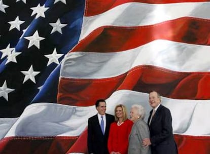 El candidato republicano a la presidencia de EE UU, Mitt Romney (izquierda) y el ex presidente George Bush padre, con sus respectivas esposas.