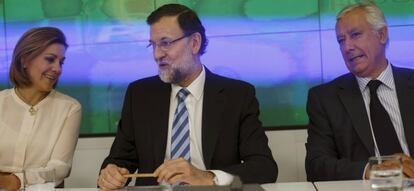 El presidente del Gobierno, Mariano Rajoy (centro), junto a Javier Arenas y Mar&iacute;a Dolores de Cospedal antes de empezar la reuni&oacute;n de la Junta Directiva Nacional del PP.