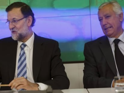 El presidente del Gobierno, Mariano Rajoy (centro), junto a Javier Arenas y Mar&iacute;a Dolores de Cospedal antes de empezar la reuni&oacute;n de la Junta Directiva Nacional del PP.