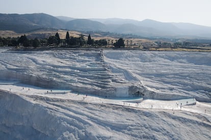 Pamukkale (en turco, 'Castillo de Algodón'), es una ciudad situada en la mitad occidental de Turquía. Junto a los travertinos (rocas sedimentarias) también se encuentra la antigua ciudad de Hierápolis, construida en el año 19 a.C., y las piscinas de Cleopatra, donde miles de turistas que llegan a diario pueden relajarse en las aguas termales y comer en los restaurantes de la zona.