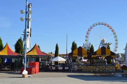 Atracciones de las fiestas de Alcalá durante su montaje este jueves.