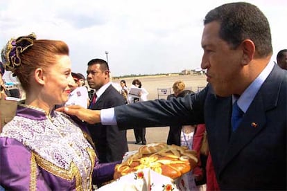 Hugo Chávez es recibido con pan y sal a su llegada a la ciudad rusa de Volgogrado.