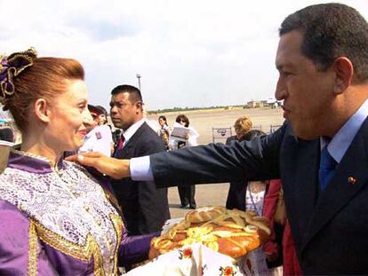 Hugo Chávez es recibido con pan y sal a su llegada a la ciudad rusa de Volgogrado.