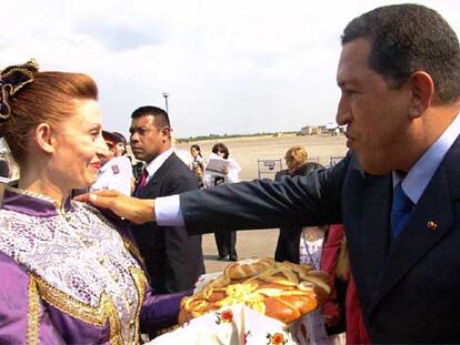 Hugo Chávez es recibido con pan y sal a su llegada a la ciudad rusa de Volgogrado.