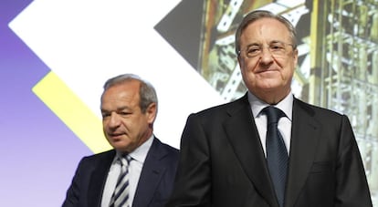 El presidente de ACS, Florentino Pérez. Detrás el CEO del grupo, Marcelino Fernández Verdes.