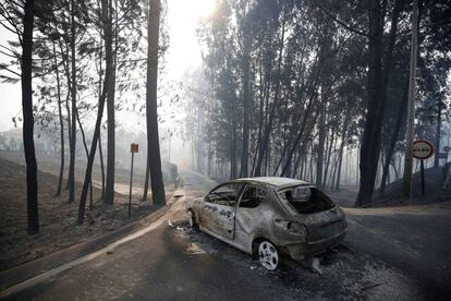 Un cotxe cremat a una zona propera Pedrógrão Grande.