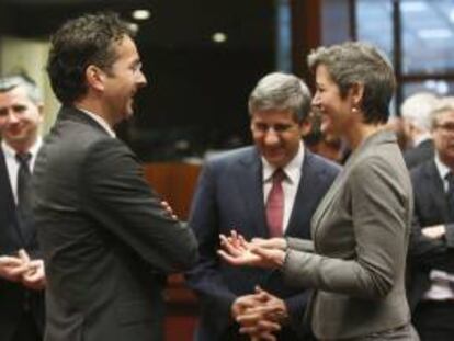 (i-d) El presidente del Eurogrupo, Jeroen Dijsselbloem (i); el ministro de Exteriores y vicecanciller austriaco, Michael Spindelegger, y la ministra danesa de Economía, Margrethe Vestager, conversan al comienzo de una reunión del Ecofin en Bruselas (Bélgica). EFE/Archivo