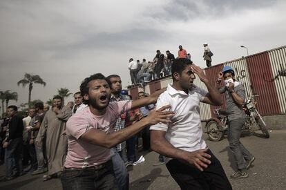 Manifestante herido es ayudado por un compañero tras los primeros choques con las fuerzas de seguridad en El Cairo.