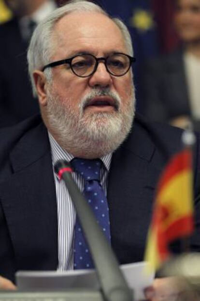 El ministro de Agricultura, Alimentación y Medio Ambiente, Miguel Arias Cañete, durante la firma de un convenio con las Comunidades de Madrid, Extremadura, Castilla-La Mancha y Castilla y León, para el establecimiento de la licencia única de caza, en un acto que ha tenido lugar ayer en la sede del Ministerio, en Madrid.