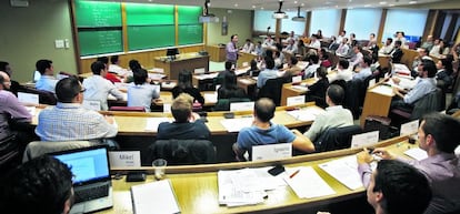 El profesor Guido Stein da clase a los alumnos del MBA de IESE en su sede de Madrid.