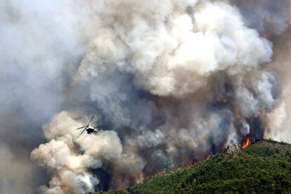 Un helic&oacute;ptero trabaja en la extinci&oacute;n del fuego declarado en Llocnou de San Jeroni.