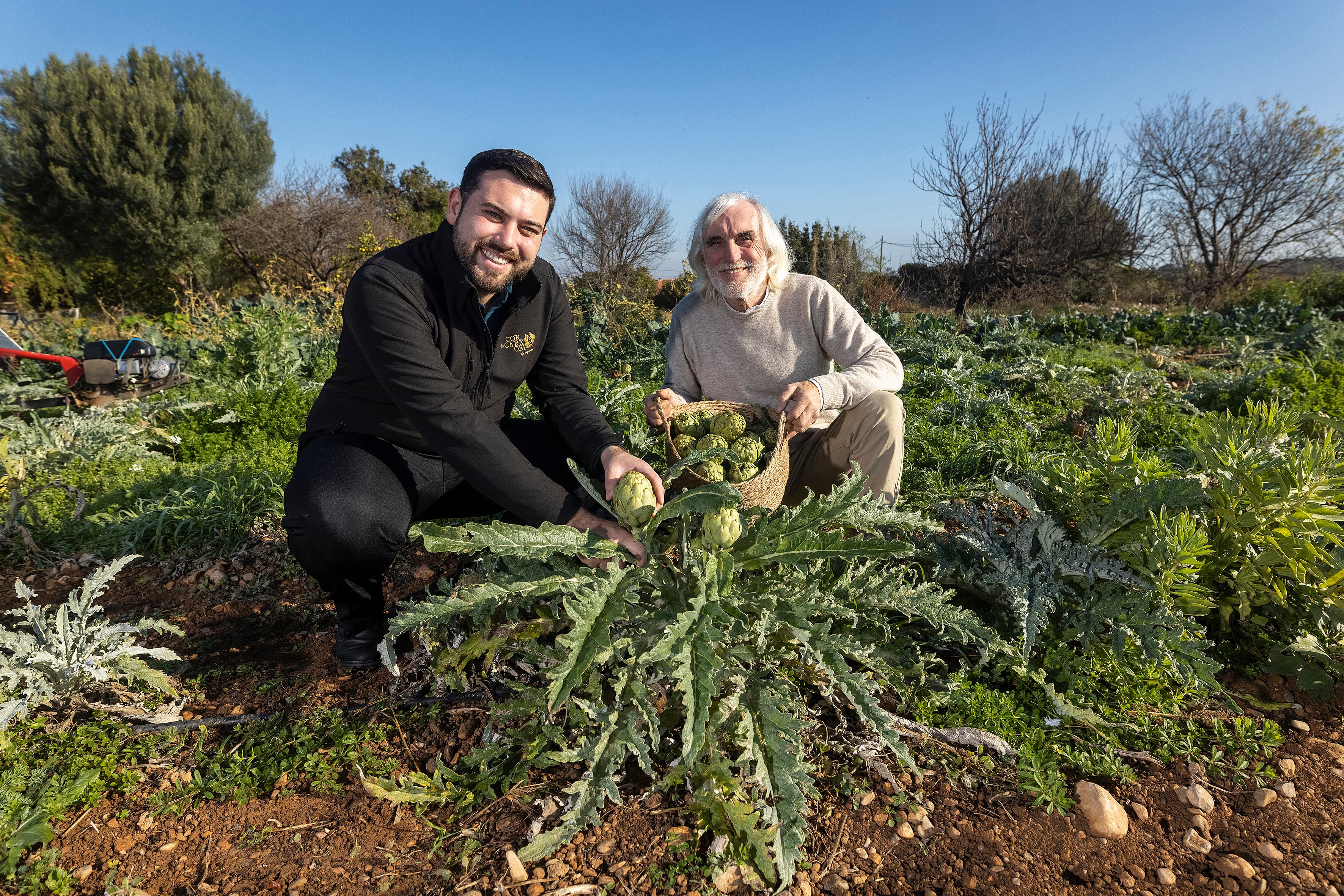 Anay Bueno junto a su padre, Mariano Bueno, en el huerto que proporciona casi todos los productos que se sirven en el restaurante. 