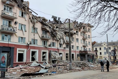 Fachada del hotel Ucrania, destruido durante un ataque aéreo en Chernihiv. El ministro británico de Economía, Rishi Sunak, instó este domingo a las empresas británicas a dejar de invertir en Rusia y les pidió pensar "con mucho cuidado" cualquier iniciativa que pueda apoyar al régimen de Vladímir Putin.
