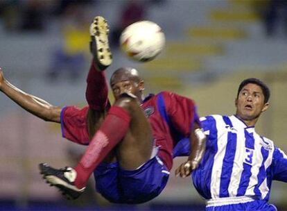 Copa América de Fútbol. Honduras- Costa Rica. El hondureño David Antonio Cárcamo ( d) observa el acrobático remate del costarricense Paulo César Wanchope en un momento del partido disputado en Medellín.