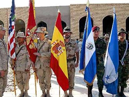 Abanderados de EE UU, España, El Salvador y Honduras, durante la ceremonia de traspaso del control de Nayaf a la Brigada Plus Ultra.