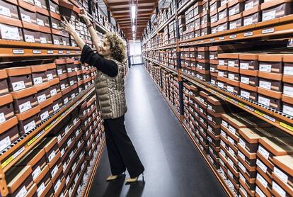 Rosana Perán, en el centro logístico de Elche, donde se almacenan miles  de pares de zapatos.