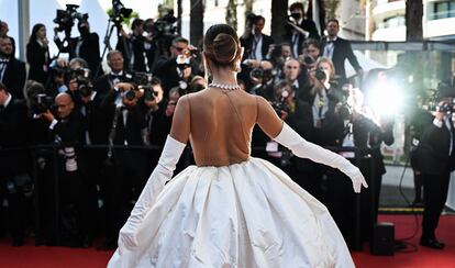 La modelo brasileña Alessandra Ambrosio llega para la proyección de la película "Armageddon Time" durante la 75ª edición del Festival de Cine de Cannes, el día 19.