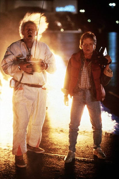 El papel que hizo famoso a Fox: el de Marty McFly en 'Regreso al futuro' (1985). En la imagen, con su compañero de reparto Christopher Lloyd.
