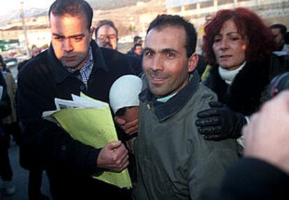 Alí Elidrisi, en el centro, acompaña a Fátima al colegio junto a miembros de la asociación ATIME.