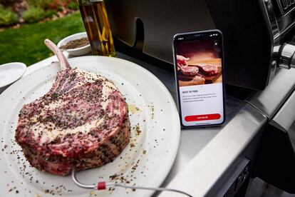 WEBER CONNECT, EL ‘PINCHE’ MÁS LISTO
Tu barbacoa normal, cualquiera que tengas, se vuelve 2.0 gracias a Weber Connect, el pinche de lujo que se conecta a la carne para avisarte de todo lo que se cuece: desde cuánto queda para que esté lista la comida hasta el momento en que hay que darle la vuelta a la pieza o servirla. Con solo echar un vistazo al teléfono, tendrás todo bajo control gracias al mejor asistente de cocina que un maestro parrillero podría haber imaginado jamás. Adiós a las hamburguesas carbonizadas y el chuletón crudo.