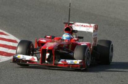 El piloto español de la escudería Ferrari, Fernando Alonso, durante unos entrenamientos en el Circuito de Montmeló (Barcelona). EFE/Archivo
