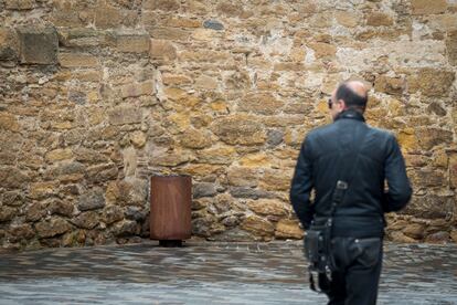 Un operario de la limpieza encontró un bebé muerto en una papelera en la calle Germans Sitjar de la población de La Bisbal de l'Empordà (Girona).