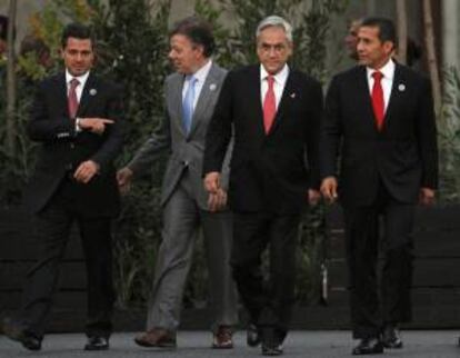 De izquierda a derecha, los presidente de México, Enrique Peña Nieto, de Colombia, Juan Manuel Santos, de Chile, Sebastián Piñera, y de Perú, Ollanta Humala, algunos de los mandatarios que participarán en el IX Encuentro Empresarial Iberoamericano (EEI). EFE/Archivo