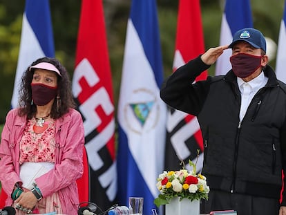 La vicepresidenta de Nicaragua, Rosario Murillo, junto a su marido, el presidente Daniel Ortega, durante el acto de este domingo.