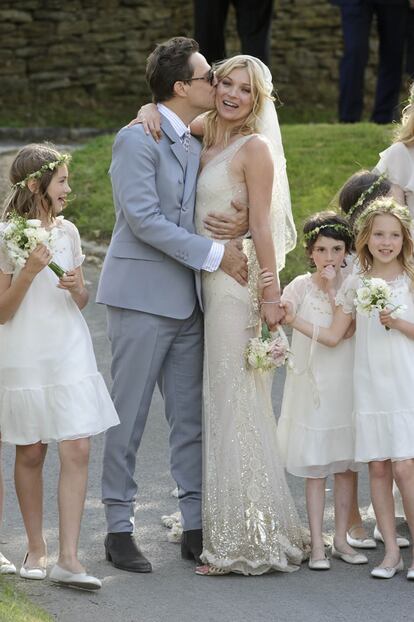 La pareja se ha besado a la salida de la ceremonia, donde se ha podido contemplar en todo su esplendor el vestido que llevaba Kate Moss, diseñado por su gran amigo John Galliano.