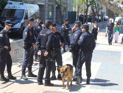 Un grupo de policías, en un control en Barcelona.