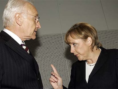 Angela Merkel habla con Edmund Stoiber antes de la primera reunión con sus correligionarios tras las elecciones.