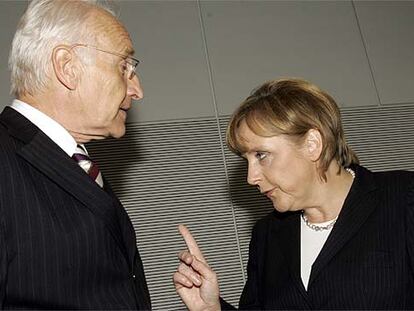 Angela Merkel habla con Edmund Stoiber antes de la primera reunión con sus correligionarios tras las elecciones.