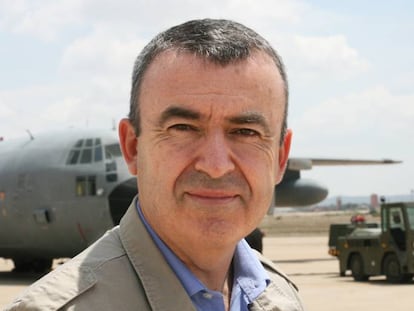 El escritor Lorenzo Silva en la Base Aérea de Zaragoza
