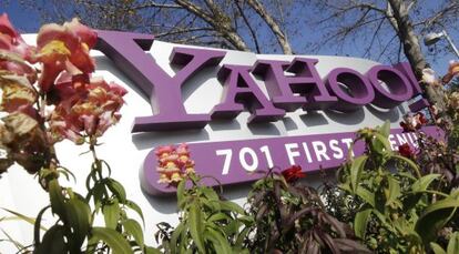 El logo de Yahoo! en la puerta de su sede de California