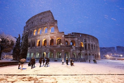 Durante la mañana se ha organizado una reunión del comité operativo de Protección Civil para seguir la situación en Roma, ya que la ola de frío podría durar al menos 36 horas. En la fotografía, el Coliseo a primera hora de la mañana durante la fuerte nevada en Roma (Italia), el 26 de febrero de 2018.
