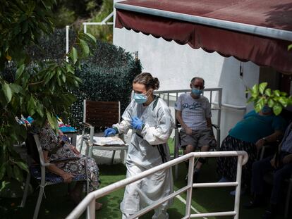 Una empleada y varios mayores de la residencia geriátrica Gravi, en Polinyá (Barcelona).