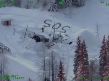 La policía nacional de Alaska localizó a Tyler Steele gracias al mensaje de socorro que había escrito en el suelo