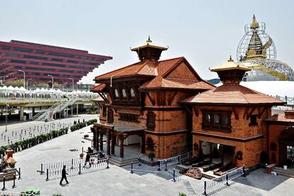 El vecino Nepal ha construido un edificio que recuerda a los templos budistas [pagoda]. Las exposiciones universales sirven para presumir de modernidad y progreso desde la primera muestra en el Londres de la Revolución Industrial  en 1851.