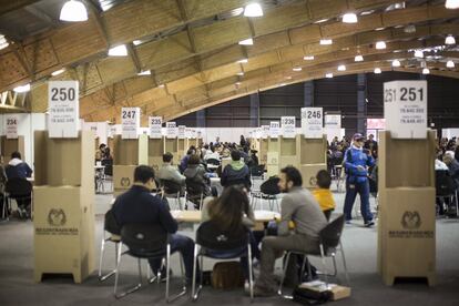 Meses de votació al centre de convencions de Corferia.