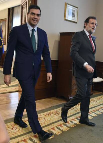 Dos formas de entender la sastrería: en tonos lisos y rotundos Pedro Sánchez (a la izquierda) y en grises y estampados Mariano Rajoy. En la imagen, ambos en el Congreso en 2016.
