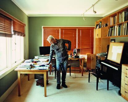 John Adams en el estudio que tiene en su casa.