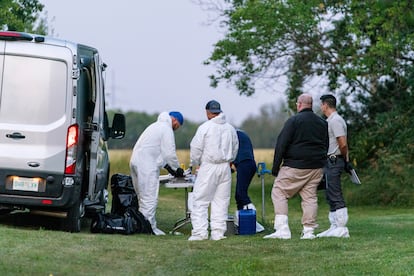 Investigadores forenses trabajan en el escenario de uno de los apuñalamientos, en Weldon (Saskatchewan).