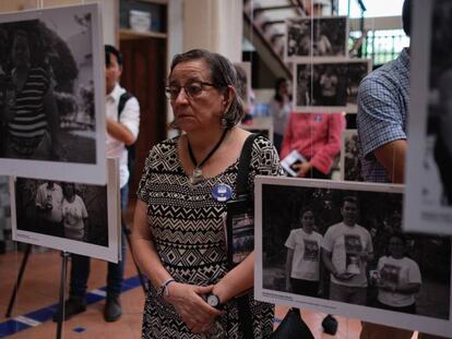 Una mujer asiste a la exposición por las víctimas de la represión en Nicaragua en octubre de 2019.