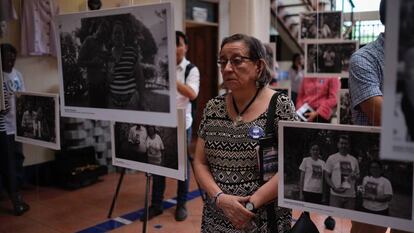 Una mujer asiste a la exposición por las víctimas de la represión en Nicaragua en octubre de 2019.