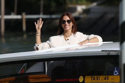 La modelo y presentadora de televisión italiana Miriam Leone saluda desde un 'vaporetto'.