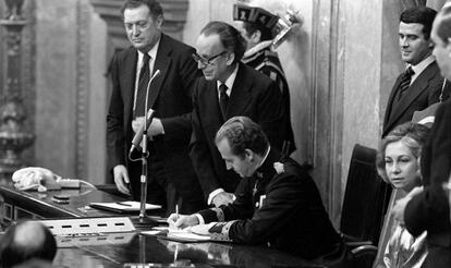 King Juan Carlos signs the Constitution in Congress on December 27, 1978.