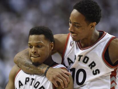 Lowry y DeRozan se felicitan tras eliminar a Miami.