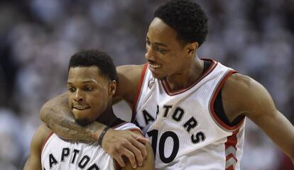 Lowry y DeRozan se felicitan tras eliminar a Miami.